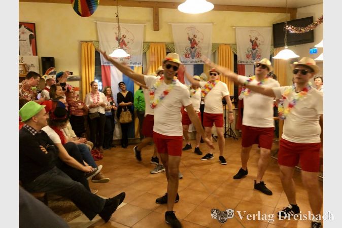 Das Männerballett brachte mit seinem Tanz Urlaubs- und Sommergefühle nach Weilbach.