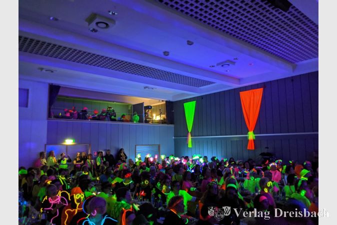 Auch das Publikum nahm das Motto "Neon" ernst und kleidete sich entsprechend. Überall im abgedunkelten Saal leuchtete und funkelte es in grellen Farben.