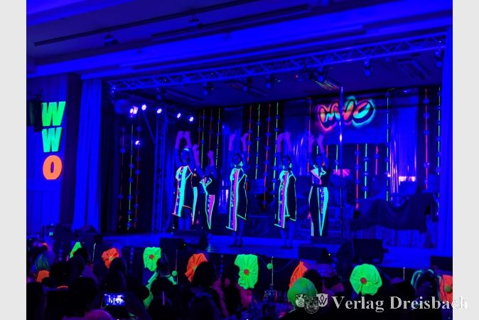 Die Wilden Weiber präsentierten bereits zu Beginn der Sitzung eine visuell beeindruckende Tanzchoreographie in Neon.