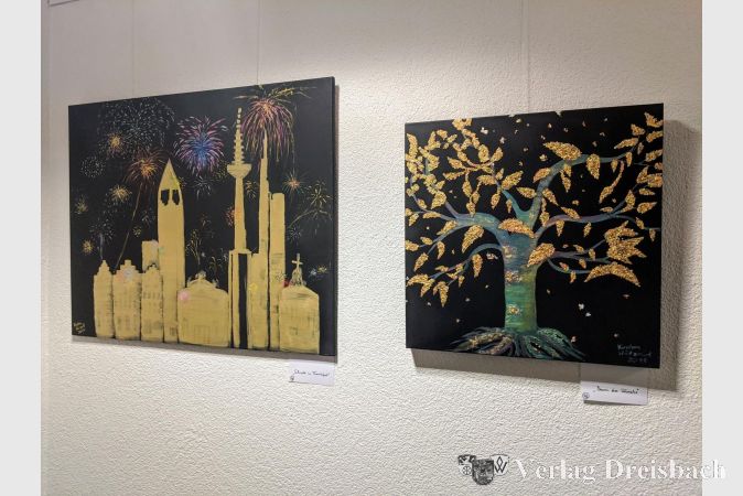 Die Acrylgemälde "Silvester in Frankfurt" und "Baum der Wünsche", nur zwei der über siebzig ausgestellten Werke.