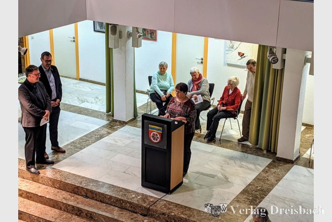 Kirsten Wötzold freute sich über das große Interesse an der Vernissage und beschrieb ihren künstlerischen Prozess.