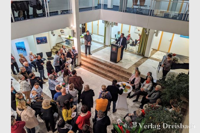 Bürgermeister Christian Seitz hieß das kunstinteressierte Publikum im Rat- und Bürgerhaus herzlich willkommen. Zu seiner Linken Prof. Dr. Frank Fichert, Erster Vorsitzender des Kulturforums Kriftel, sowie rechts vor dem Flügel der Star des Abends, die Krifteler Künstlerin Kirsten Wötzold.