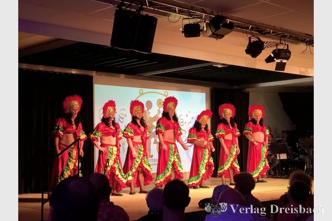 Als Brasilianerinnen schwangen die Tänzer des KAB-Männerballetts das Tanzbein und sorgten für Stimmung im ganzen Saal.