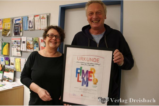 Heike Bülter und Eberhard Roth freuen sich sehr über den Erfolg "ihrer" Siedlungs-Jugendlichen beim "Flimmer-Festival" in Hofheim.