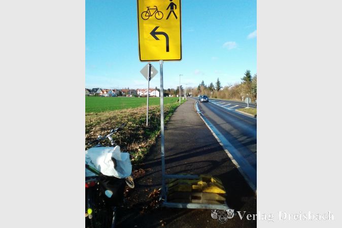 Mitten auf dem Weg steht dieses provisorische Verkehrschild.