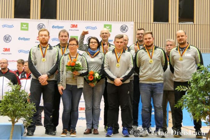 Das Krifteler Team bei der Siegerehrung mit allen in der Saison eingesetzten Akteuren: (v.li.) Andreas Fix, Christian Reitz, Tanja Becke, Slawomira Szpek, Trainer Detlef Glenz, Maximilan Schenk, Betreuer Klaus Tamm (verdeckt) Dominik Sänger, Oliver Geis, Betreuer Ferenc Kantor und Mathias Putzmann. Es fehlt Beata Bartkow-Kwiatkowska.