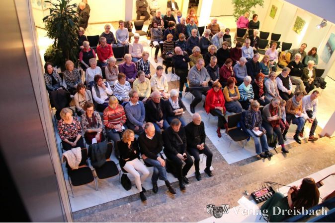 Viele Liebhaber von Gitarrenmusik kamen ins Rat- und Bürgerhaus, um die Weltklasse-Gitarristin zu hören.