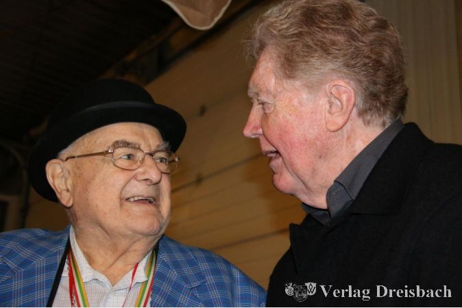 Urgesteine der Hattersheimer Fassenacht: links Günter Zeier, der seit 70 Jahren in der Bütt steht, rechts Günter Tannenberger, der vor 60 Jahren den Carneval Club Mainperle gegründet hat.