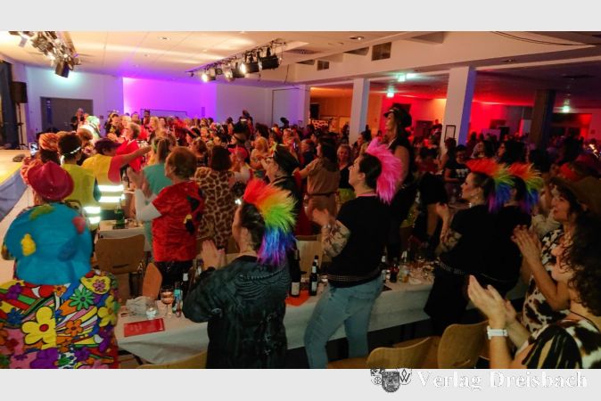 Da blieb niemand mehr sitzen. Stimmungslieder mit Laura leiteten nach Mitternacht das grandiose Finale mit allen Aktiven ein.
