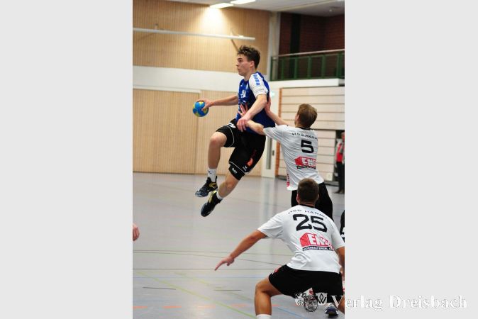 Lucas Cecco setzt sich gegen die Abwehr der HSG Hanau durch.