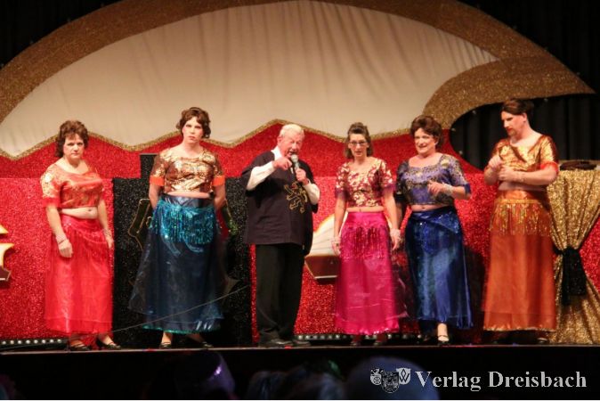 Wolfgang Deul (Mitte) freute sich über den Besuch der "anmutigen Damen" aus Eddersheim: die "Crazy Dancer" waren beim Club der Gemütlichkeit zu Gast.