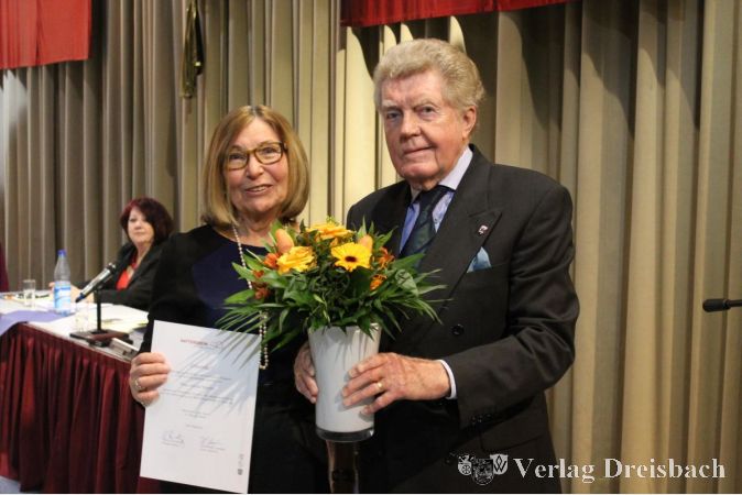 Stadtverordnetenvorsteher Günter Tannenberger überreichte Ursula Worms (CDU) für ihr 30 Jahre währendes Engagement in der Kommunalpolitik eine Urkunde und einen Strauß Blumen.