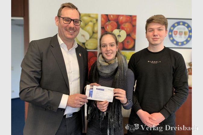 Céline Dahm, Vorstandsvorsitzende der Schülerfirma Local FOODture, und ihr Klassenkamerad Nils Henrichen stellten Bürgermeister Christian Seitz das Projekt vor.