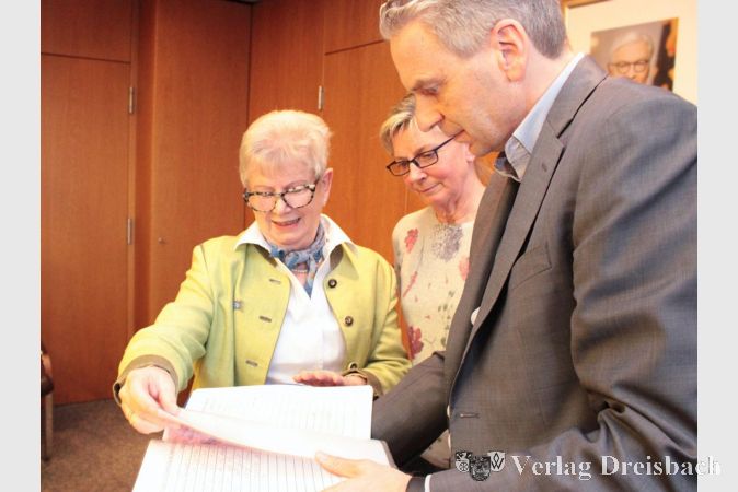Erika Thomas und Lydia Hartmann (von links) bei der Übergabe der Unterschriftenliste an Landrat Michael Cyriax.