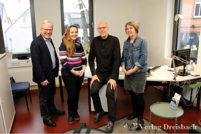 Bürgermeister Dr. Bernd Blisch (links) und Erste Stadträtin Renate Mohr (rechts) dankten der Mobilen Beratung für 20 Jahre engagierte Jugendarbeit. Markus Singer (2. von rechts) und Angelina Schall (2. von links) sind die beiden hauptamtlichen Kräfte von Mobflo.