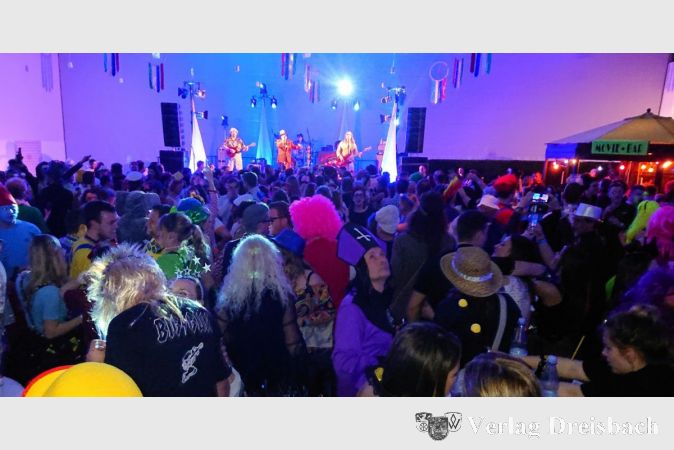Die bekannte Partyband „Roy Hammer & die Pralinées“ sorgte mit den besten Partyhits aller Zeiten für ausgelassene Stimmung.