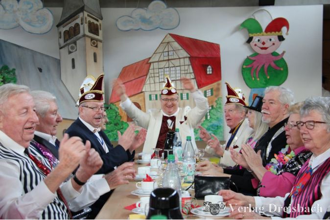 Erster Stadtrat Karl Heinz Spengler, Bürgermeister Klaus Schindling und Stadtverordnetenvorsteher Günter Tannenberger feierten mit beim Senioren-Kreppelkaffee im Barbarahaus.