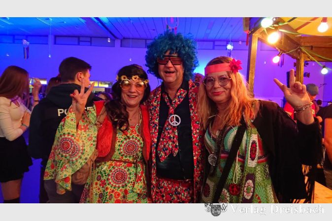 Mit riesigen Brillen, knallbunten Hemden und Schlaghosen wurde bei der Närrischen Schlagerparty in der Weilbachhalle so richtig abgefeiert.