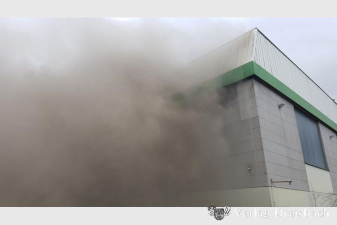 Dichter Rauch dringt aus der Halle der Wertstoffsortieranlage.