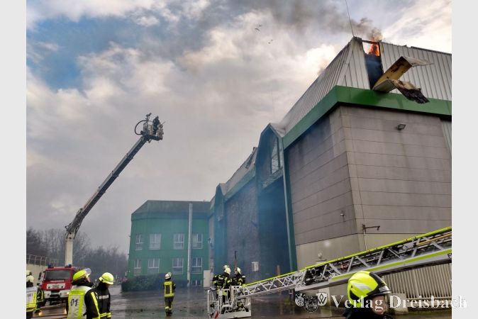 Mit Hilfe einer Drehleiter konnte die Dachverkleidung entfernt und Glutnester gelöscht werden.
