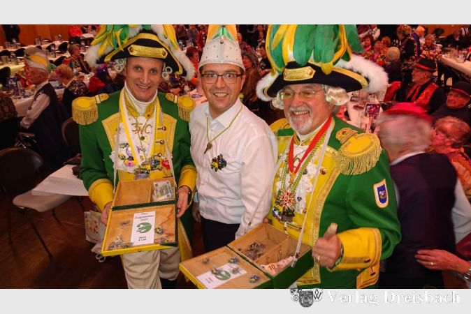 Beim Senioren-Kreppelkaffee in der Stadthalle wurde zum Kauf der Zugplakettcher aufgefordert, denn im Vorfeld der Flerschemer Fastnacht ist eine Menge ‚Gelersch‘ zu bezahlen.