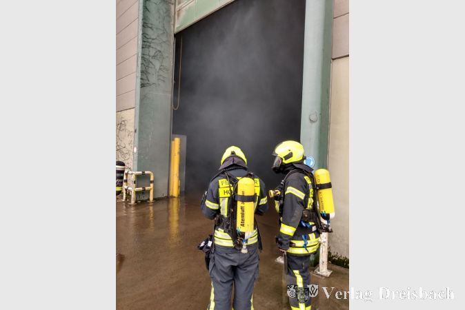 Ein Feuerwehrtrupp unter Atemschutz im Einsatz.