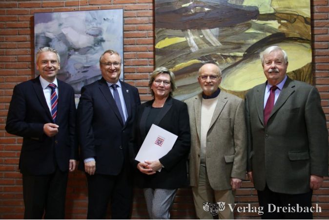 Ulrike Milas-Quirin nach der Verleihung des Hessischen Landesehrenbriefs mit Landrat Michael Cyriax, Bürgermeister Klaus Schindling, ihrem Ehemann Alexander Quirin und dem Vorsitzenden des Hattersheimer Geschichtsvereins, Hans Franssen (v.l.).
