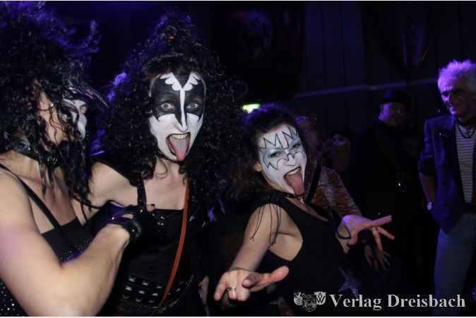 Gut gelaunt tanzte man zur Rockmusik beim "etwas anderen" Hexenball.