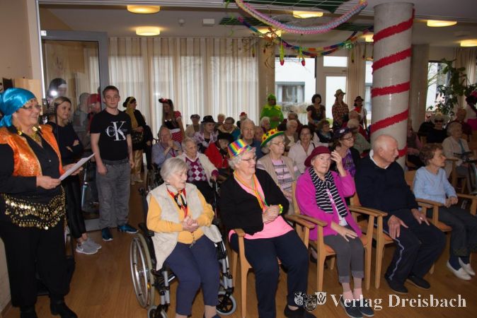 Die Seniorinnen und Senioren erlebten einen närrischen Nachmittag im Kursana Domizil am Freizeitpark.