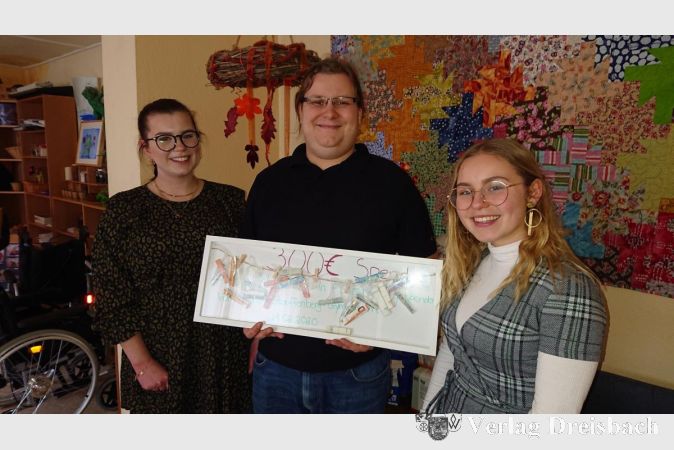 Cosima Schönherr (links) und Lilli Weiser (rechts) überreichten Nino Müller (Mitte) im Auftrag der Schülervertretung des Graf-Stauffenberg-Gymnasiums eine Spende in Höhe von 300 Euro für die Flörsheimer Lebenshilfe.