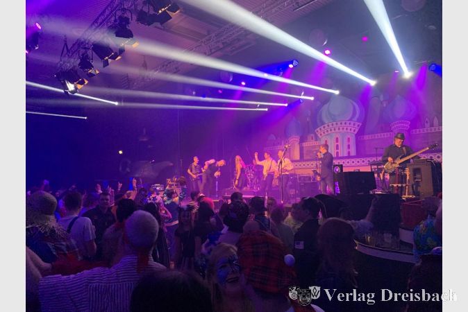 "Eine Band namens Wanda" und „Just Dexter“ brachten Stimmung in die Große Schwarzbachhalle.