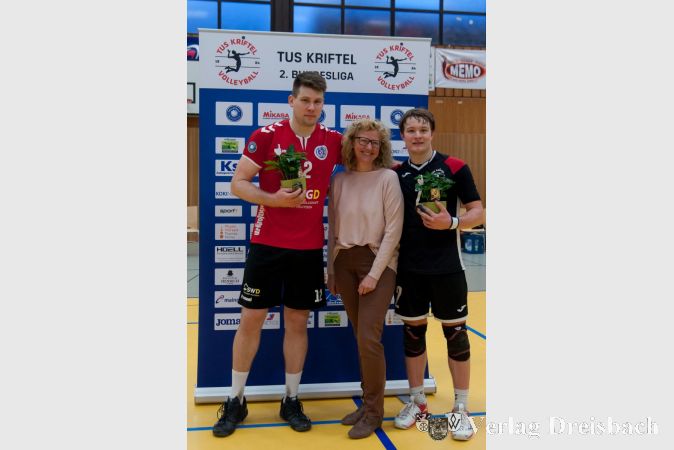 Silvia May ehrt die MVP's mit einem Blumengesteck der Fa. Tropica sowie den Medaillen