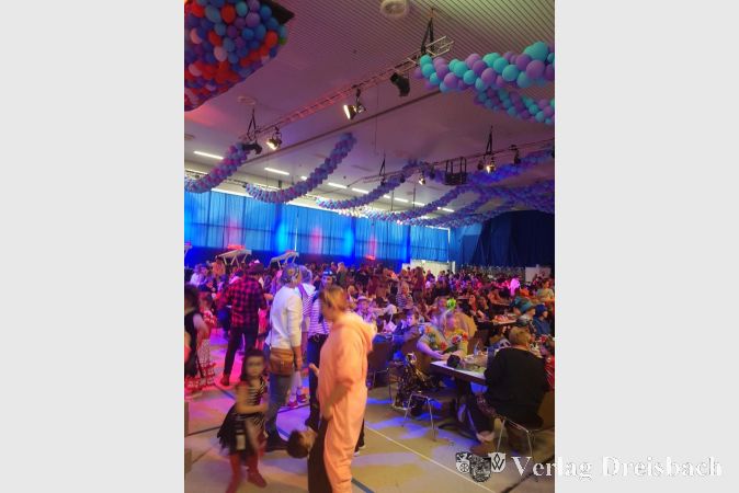 850 große und kleine Narren waren am Rosenmontag zum Kinderkarneval in die Große Schwarzbachhalle gekommen.