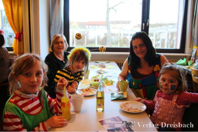 Wer beim Kinderfasching eine Auszeit vom Trubel im großen Saal brauchte, fand Ruhe beim Waffeln essen mit Mama.