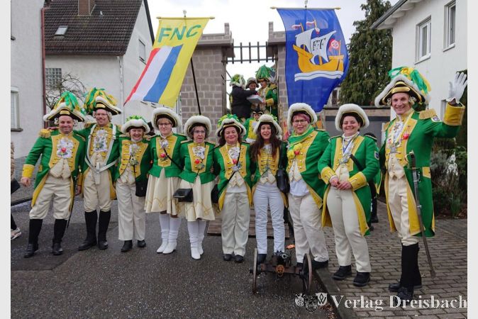 Die Garde des Flörsheimer Narren Clubs – im Hintergrund die beflaggte FNC Festung – gehört zur Flerschemer Fassenacht dazu wie Guuzjer und Mussigg.