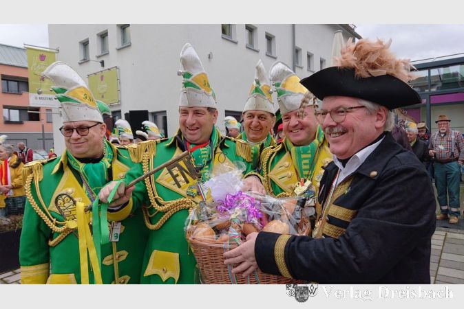 Unter Kanonenschüssen übernahm der Generalstab des Flörsheimer Narrenclubs die Macht. Bürgermeister Dr. Bernd Blisch übergab den symbolischen Rathausschlüssel.