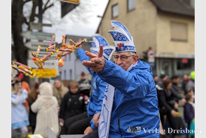 Ehrenzugmarschall Dieter E. Freidhof lässt die Kamelle mit Schmackes fliegen.