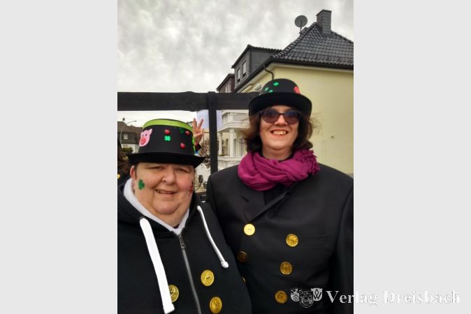 Zwei "Krifteler Schornsteinfeger": Bettina Schmitt, Vorsitzende der Heimat- und Festwagengesellschaft, und Marion Mitternacht.