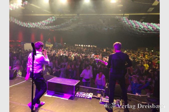 Über 1500 feierlustige Narren tanzten in den Aschermittwoch hinein.