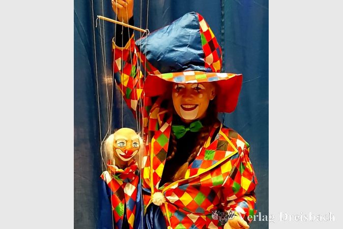 Sitzungspräsidentin Heike Wölfel begrüßte mit ihrer Clown-Marionette die Narren zum Kinderkarneval.