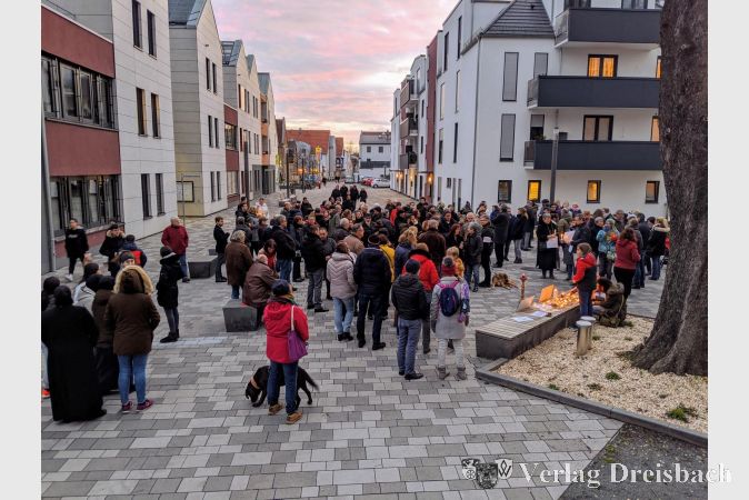 Etwa 150 Flörsheimerinnen und Flörsheimer kamen zur Mahnwacher zum Rathausplatz und gedachten der Opfer des rassistischen Terroranschlags von Hanau.
