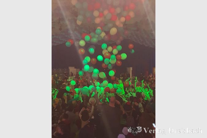 Darauf warten die kleinen Narren in jedem Jahr: Luftballons fallen von der Decke.