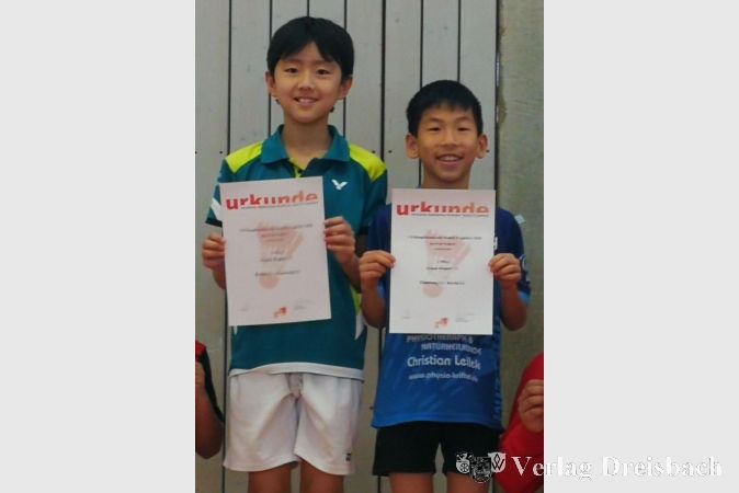 Stolz präsentieren die beiden jungen Doppelspieler ihre Siegerurkunden.