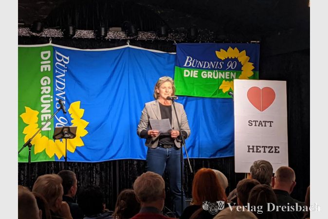 Bianca Strauss, die Vorsitzende der Hofheimer Grünen, präsentierte den Text "Thema" von Hanns Dieter Hüsch.