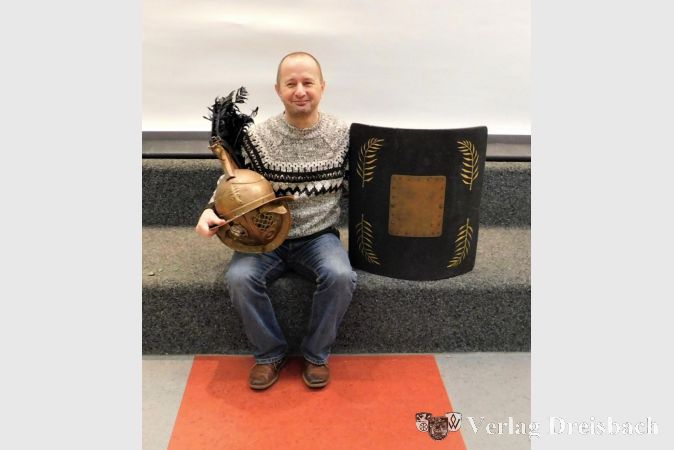 Dozent Mario Becker weckte erfolgreich das Interesse der Schülerinnen und Schüler an der spannenden Geschichte des römischen Kaiserreichs.