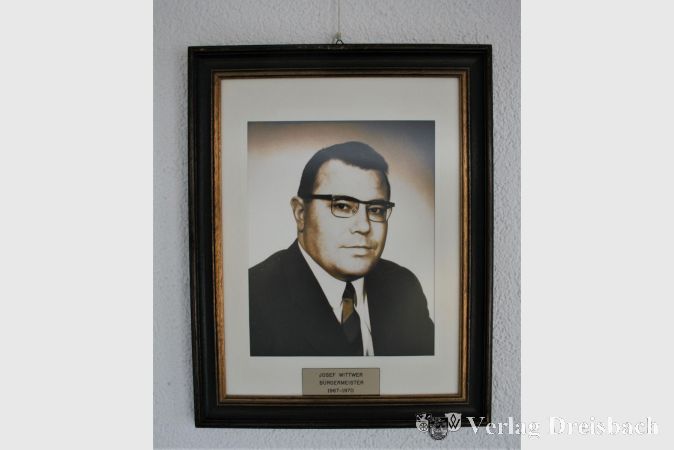 Der im Amt früh verstorbene Josef Wittwer gehört zu den bedeutenden Bürgermeistern der Gemeinde Kriftel. Sein Bild hängt neben den Vorgängern und Nachfolgern im Rat- und Bürgerhaus.