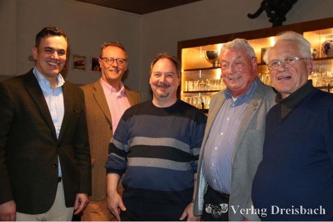 Dr. Stefan Naas, Peter Pilz, Michael Genthner, Wolfgang Deul und Dietrich Muth (v.l.) beim Heringsessen des FDP Ortsverbandes Hattersheim.