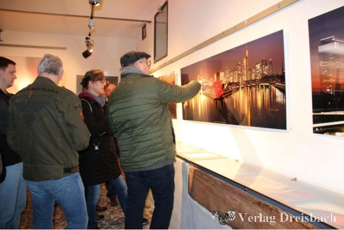 Rätseln konnten die Besucher der Vernissage "Spuren des Lichts" beim Betrachten der Fotografien von Thomas Dirk Heere: Gibt es diese Stadtansichten so tatsächlich?