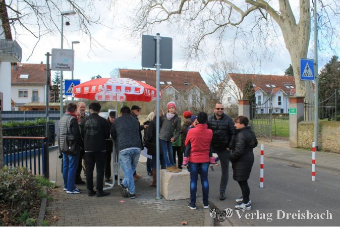 Seit dem 1. März ist die Jahnstraße in Höhe des alten Friedhofs durch zwei Poller für den Kfz-Verkehr gesperrt. Die auf eine Probezeit von drei Monaten angelegte Maßnahme stößt insbesondere bei Anwohnern auf Ablehnung. Am Samstag bot die SPD zu diesem Thema vor Ort einen Infostand an.