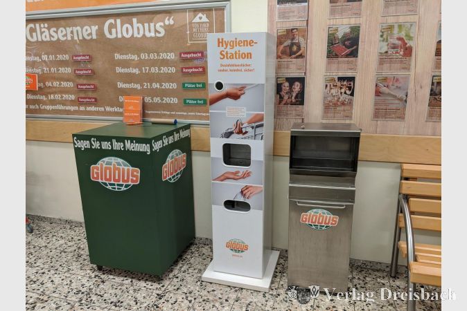 Wird aktuell besonders gerne genutzt, ist aber keine Neuanschaffung extra für die Coronavirus-Epidemie: Die Hygiene-Station im Hattersheimer Globus-Markt.